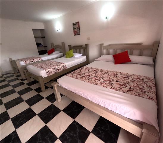 acomodacion con tres camas Hotel Campestre el Cortijo
